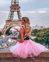 Девушка в нежном платье на фоне Эйфелевой башни