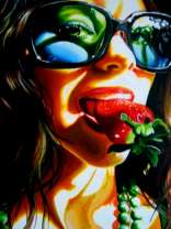 Яркая девушка с клубникой