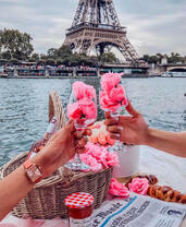 Романтик у Эйфелевой башни