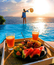 Легкий завтрак и девушка на краю моря