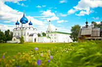 Церковный комплекс и летний луг