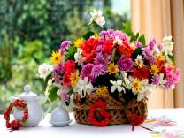 Корзина цветов и белый чайничек