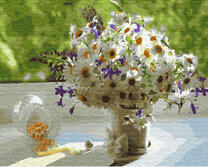 Милый букет из ромашек и фиолетовых цветов