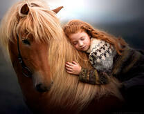 Девочка уснула на лошади