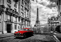 Красный автомобиль в тупике Парижа