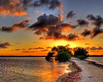 Рассвет над песчаной косой в море