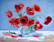 Маки в вазочке на столе