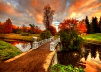 Мост через реку в осеннем парке