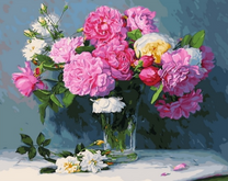 Букет полных красивых пионов