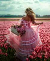 Девушка с корзинкой на поле тюльпанов
