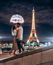 Романтика под светящимся зонтом в Париже