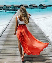 Девушка в красной юбке на тропическом острове