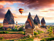 Воздушный шар над острыми пиками гор