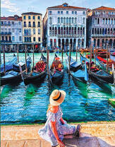 Девушка любуется венецианским каналом