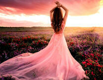 Девушка в розовом платье среди поля