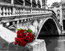 Букет красных роз у моста