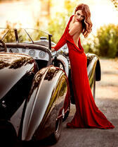 Девушка в красном платье у винтажной машины