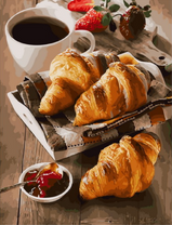 Чай, круасаны и клубника