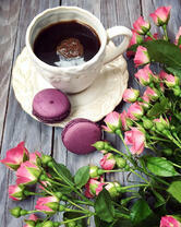 Крепкий кофе, макарун и розы