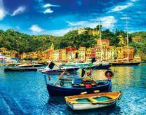 Прибрежный городок на зелёных холмах