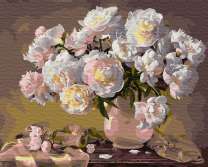 Белые пионы на столе