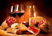 Вино, сыр и мясные закуски