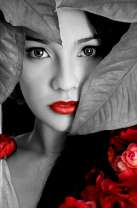 Девушка в широких листьях