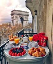 Завтрак с видом на Триумфальную арку