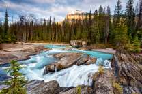 Небольшие пороги на лесной реке