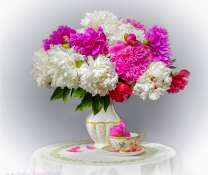 Букет пионов в изящной вазе