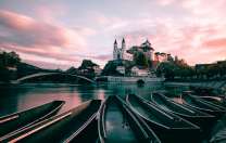 Лодки на озере у замка