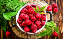 Миска свежей малины