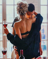 Старстная пара и бокалы с вином