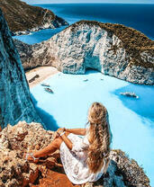 Девушка над сказочной бухтой