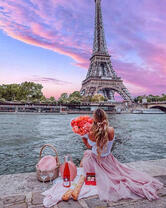 Девушка подготовилась к свиданию в Париже