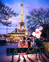 Две девушки и Эйфелева башня вечером