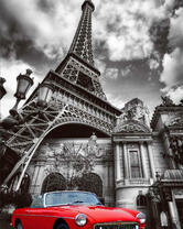 Красный кабриолет на фоне Эйфелевой башни