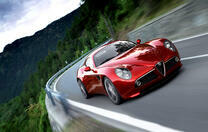 Неудержимый альфа-ромео на дороге