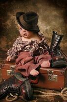 Малыш на чемодане