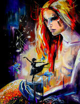 Балерина в руках у девушки