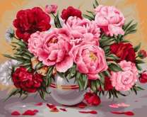 Трёхцветные пионы в вазе