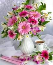 Букет роз с герберами в белой вазе