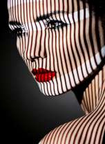 Девушка в полосках тени и лучах солнца