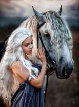 Платиновая блондинка и серая лошадь