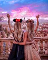 Две девушки и салют над замком Диснея