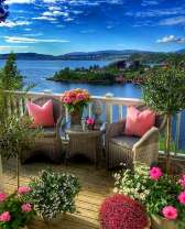 Уютная веранда в цветах над морем
