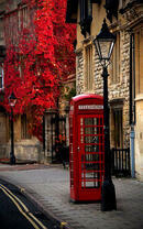 Телефонная будка на осенней улице Лондона