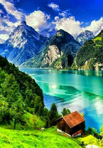 Домик на лазурном берегу горного озера