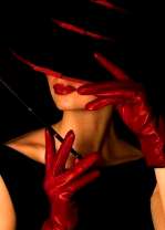 Загадочная незнакомка в перчатках и шляпке