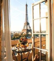 Столик на балкончике Парижа